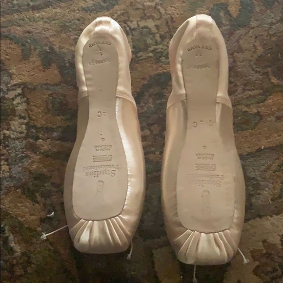 Point Shoes - Picture 2 of 3